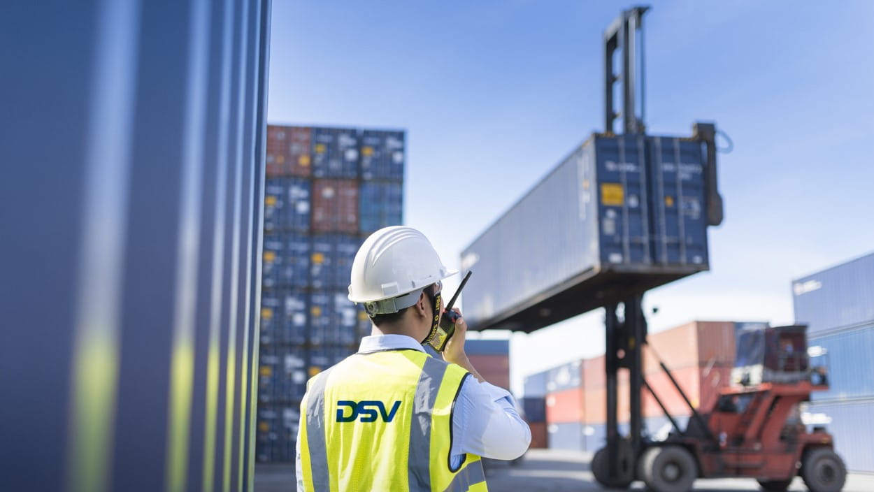 DSV-medarbeider kontrollerer container på kai i Asia.